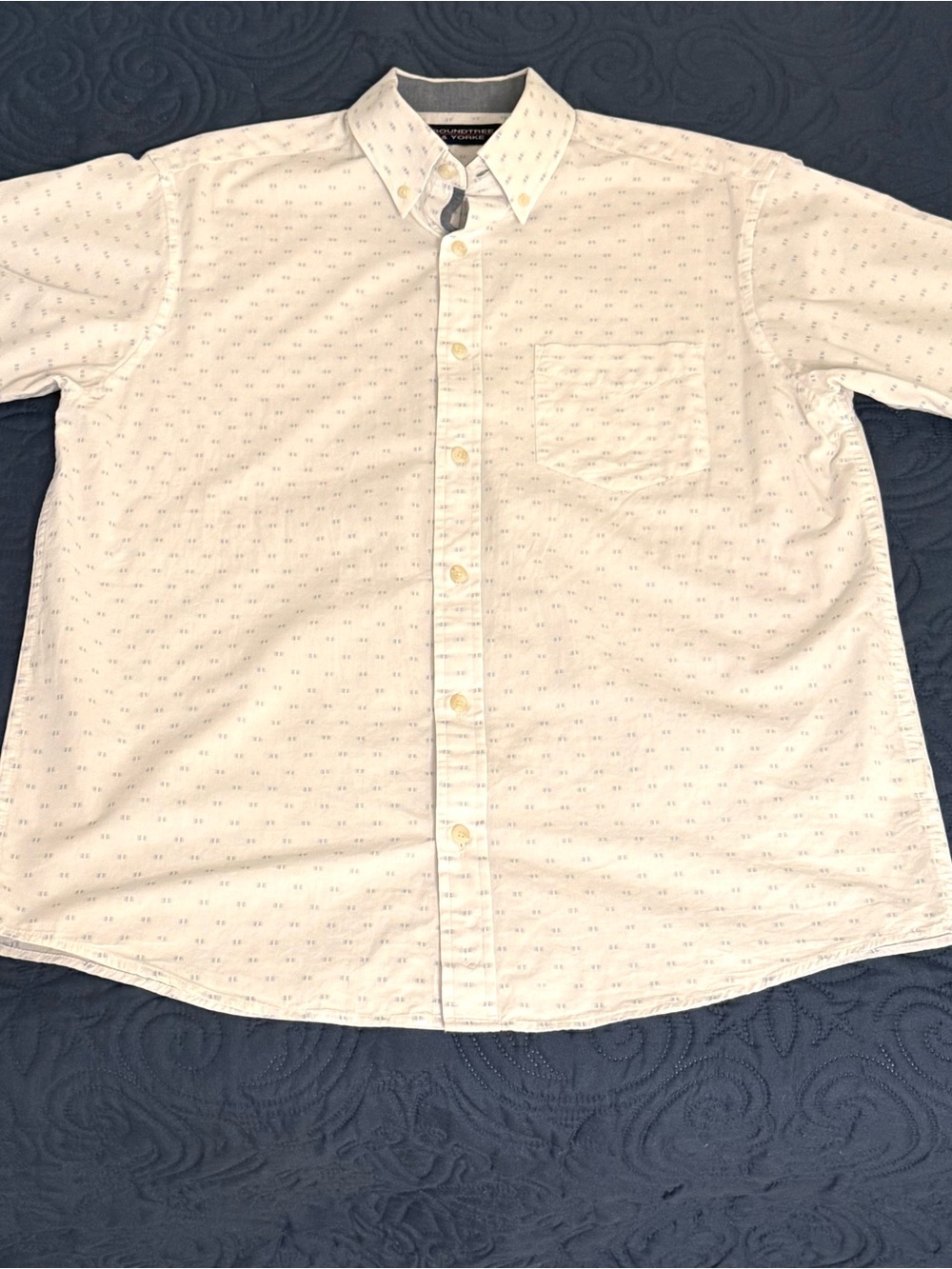 Roundtree & Yorke Men's Light White Shirt with Tiny Lt Blue Dot Pattern. Size M